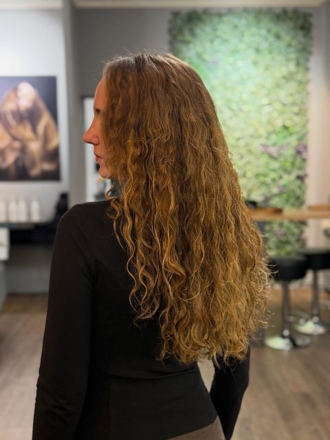 Natürlich schön.Mal glatt, mal lockig. Mal kurz & classy, mal lang & wow.
Extensions, die nicht „ gemacht aussehen- sondern einfach wie dein eigenes Traumhaar. Volumen, Länger & perfekte Übergänge für jeden Style. Von soft Waves bis sleek straight- alles, was das Herz begehrt.❤️ #haarverlängerungen#extensions#curlyhair#kudamm#brasilianischehaarverlängerung