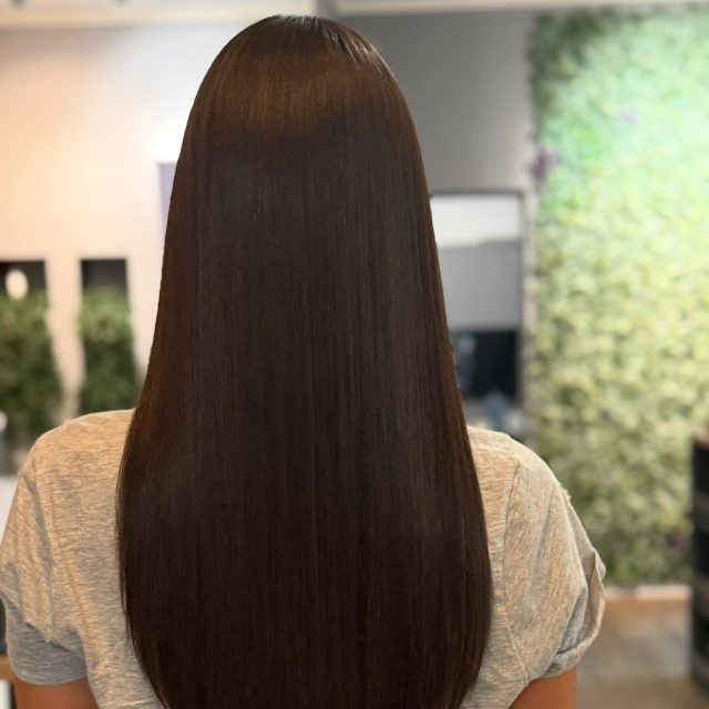Dasselbe Haar. Zwei völlig unterschiedliche Looks. ✨  Vorher: ausgeprägte Lockenstruktur.
Nachher: glatt, glänzend, geschmeidig und deutlich leichter zu stylen.  Mit unserer Keratin-Haarglättung bringen wir Ruhe ins Haar, reduzieren Frizz und sorgen für ein glattes Finish, ohne dass du jeden Morgen zum Glätteisen greifen musst.  Das Ergebnis dieser Kundin spricht eigentlich für sich. 🤎  Du möchtest wissen, ob eine Keratin-Glättung auch zu deinem Haar passt?
Schreib uns einfach „KERATIN“ per DM und wir beraten dich persönlich.  📍 BY ADRIANA · Berlin  #KeratinGlättung #HaarglättungBerlin #KeratinBerlin #HairTransformation #VorherNachher #GlatteHaare #FrizzControl #ByAdriana
