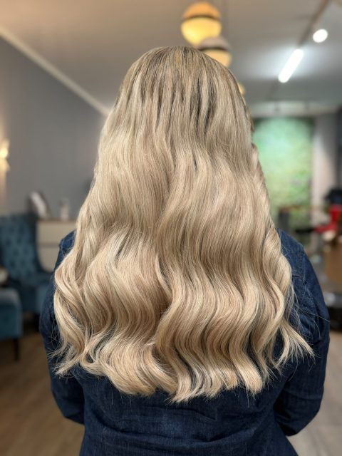 Mehr Länge, mehr Volumen, mehr Selbstbewusstsein! ❤️  Mit unseren hochwertigen Haarverlängerungen zaubern wir dir einen natürlichen, wunderschönen Look, der perfekt zu dir passt. 💕  Dein Traumhaar wartet auf dich! ✨  📍 BY ADRIANA – Berlin
📲 Jetzt Beratungstermin vereinbaren!