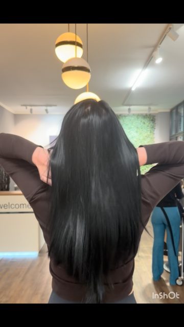 Micro-Bonding – Unsichtbare Haarverlängerung für ein natürliches Ergebnis ✨  Micro-Bondings sind besonders kleine, feine Verbindungsstellen, mit denen hochwertige Echthaarsträhnen präzise am Eigenhaar befestigt werden. Sie sind nahezu unsichtbar, angenehm zu tragen und ermöglichen eine natürliche Haarverlängerung oder Haarverdichtung mit viel Bewegungsfreiheit.  Mehr Länge, mehr Volumen und ein wunderschön natürliches Haargefühl – bei BY ADRIANA in Berlin.